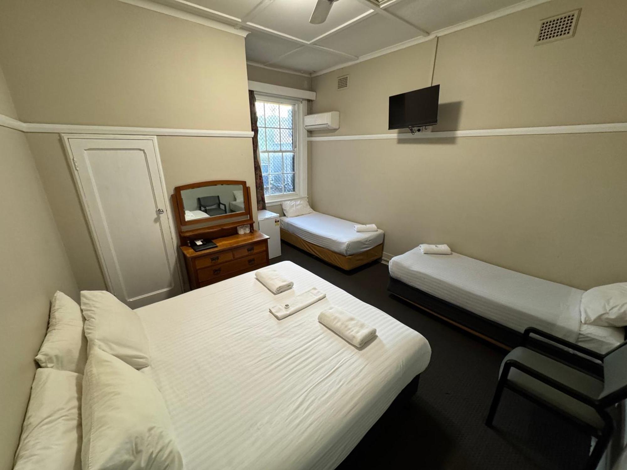 דובו Castlereagh Hotel מראה חיצוני תמונה