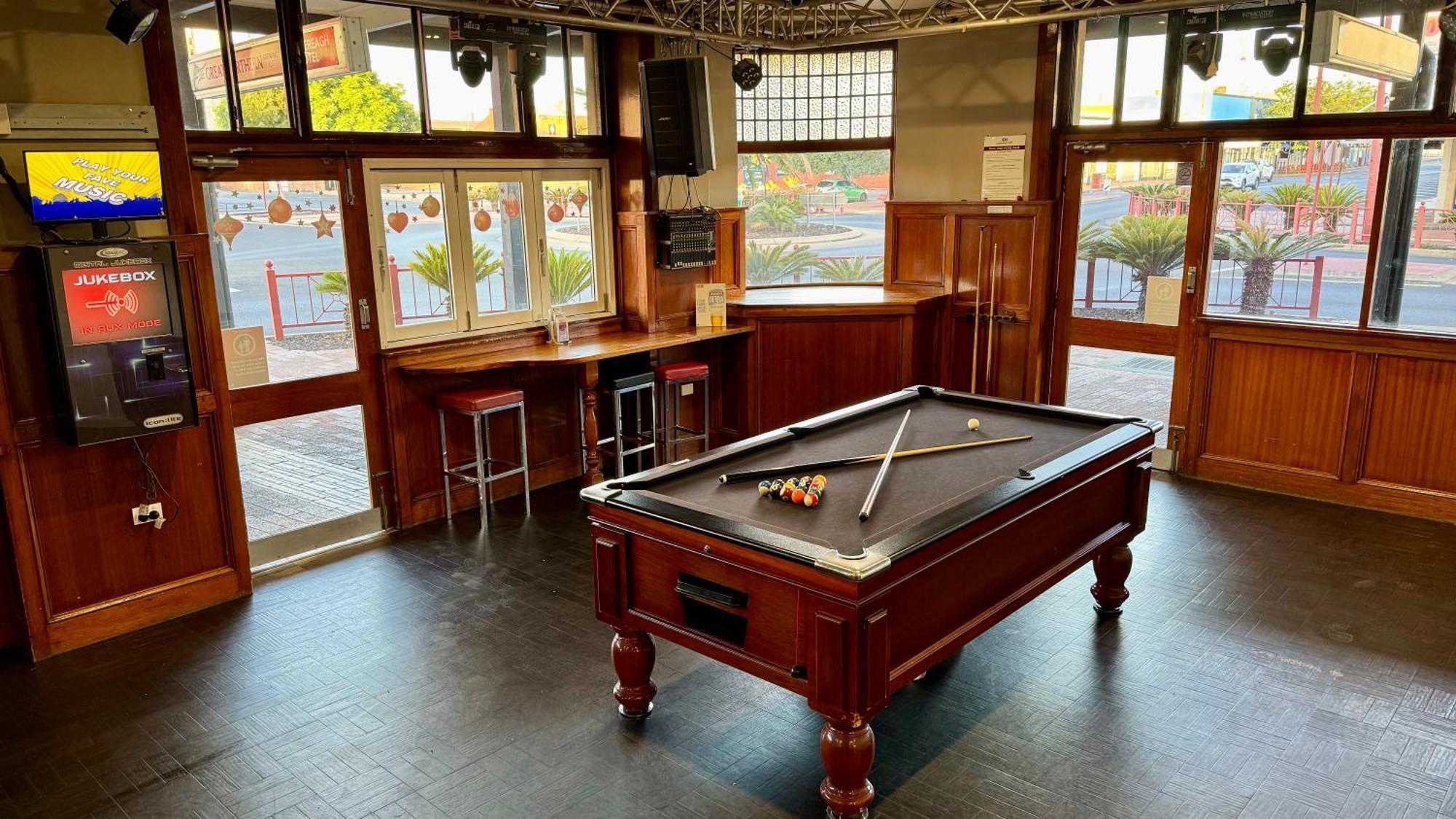 דובו Castlereagh Hotel מראה חיצוני תמונה