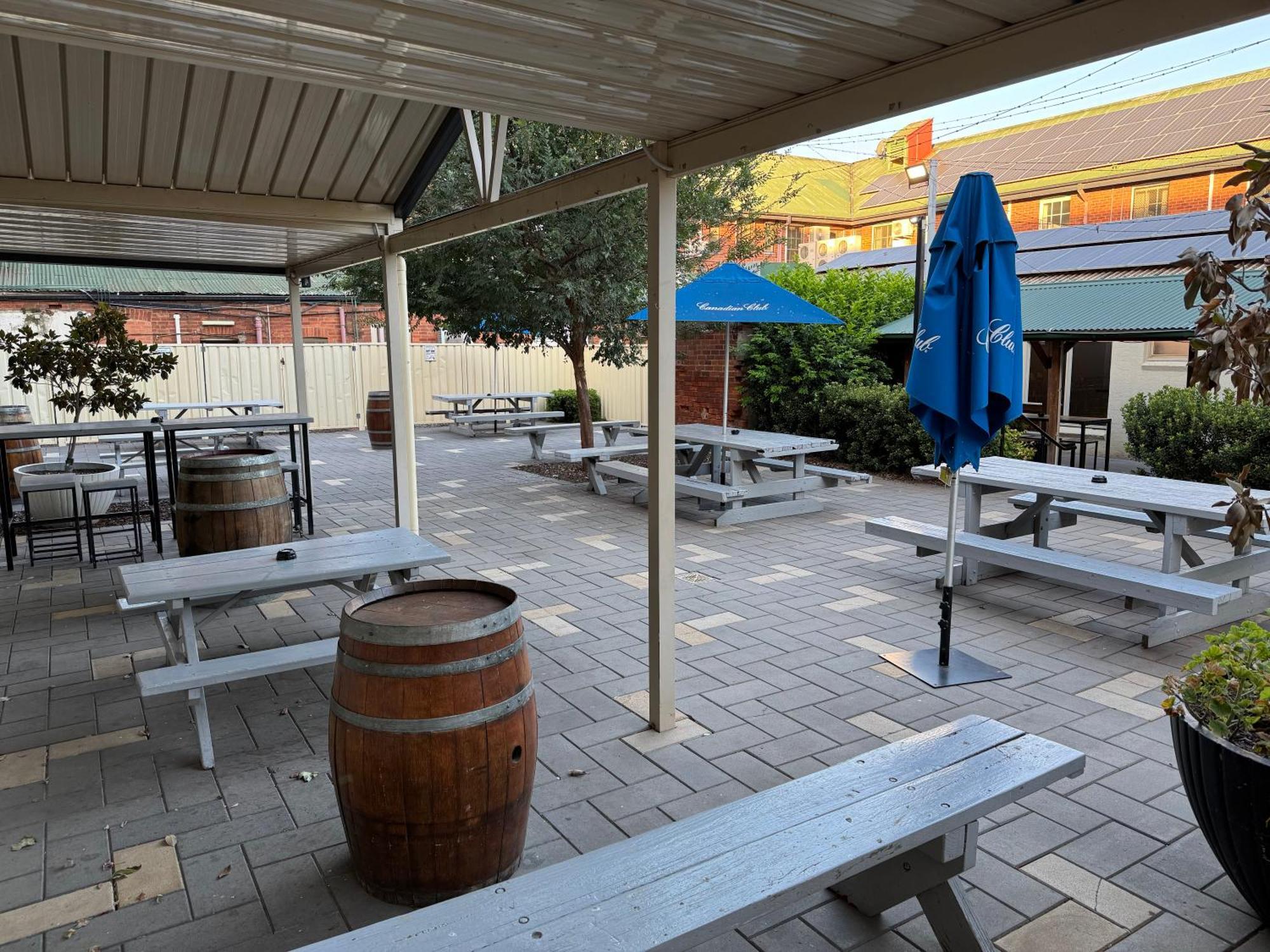 דובו Castlereagh Hotel מראה חיצוני תמונה