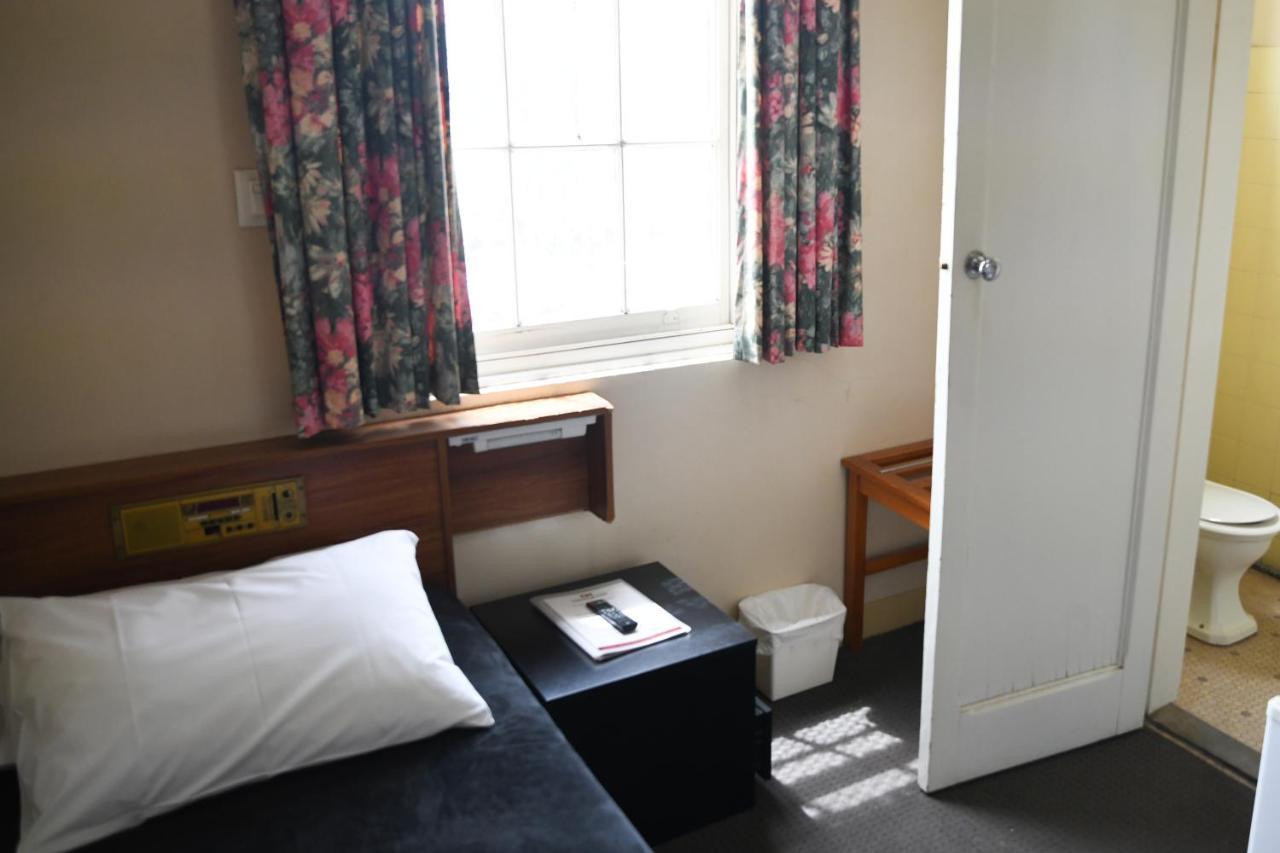 דובו Castlereagh Hotel מראה חיצוני תמונה